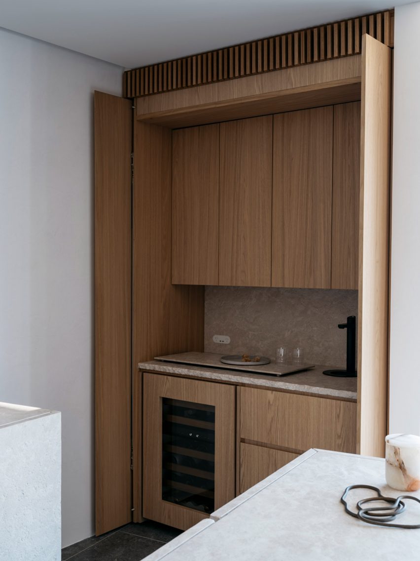 Atelier Andy Carson finishes coastal home in Sydney with stone and bronze