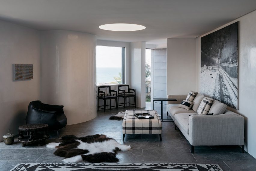 Atelier Andy Carson finishes coastal home in Sydney with stone and bronze