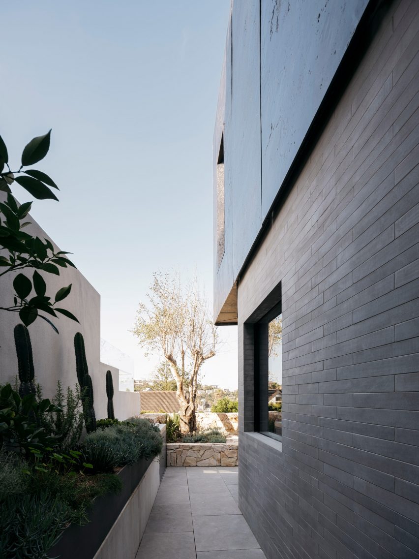 Atelier Andy Carson finishes coastal home in Sydney with stone and bronze