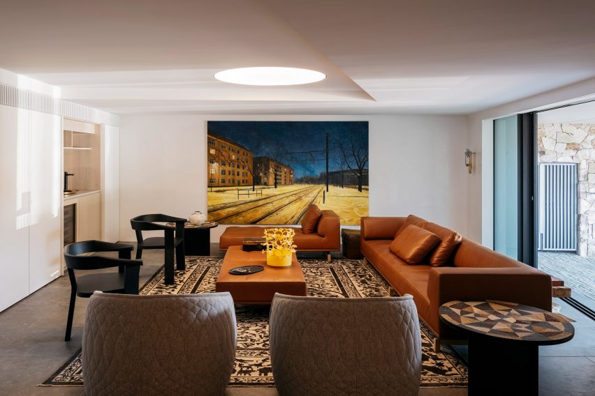 Atelier Andy Carson finishes coastal home in Sydney with stone and bronze