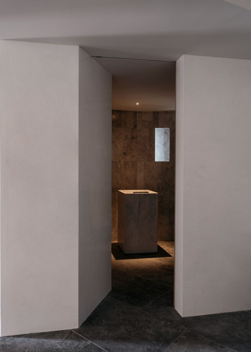 Atelier Andy Carson finishes coastal home in Sydney with stone and bronze