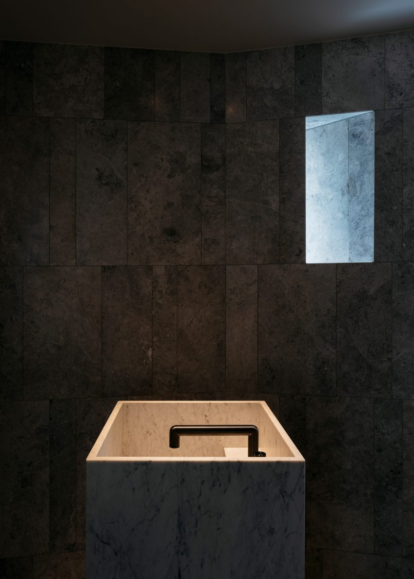 Atelier Andy Carson finishes coastal home in Sydney with stone and bronze