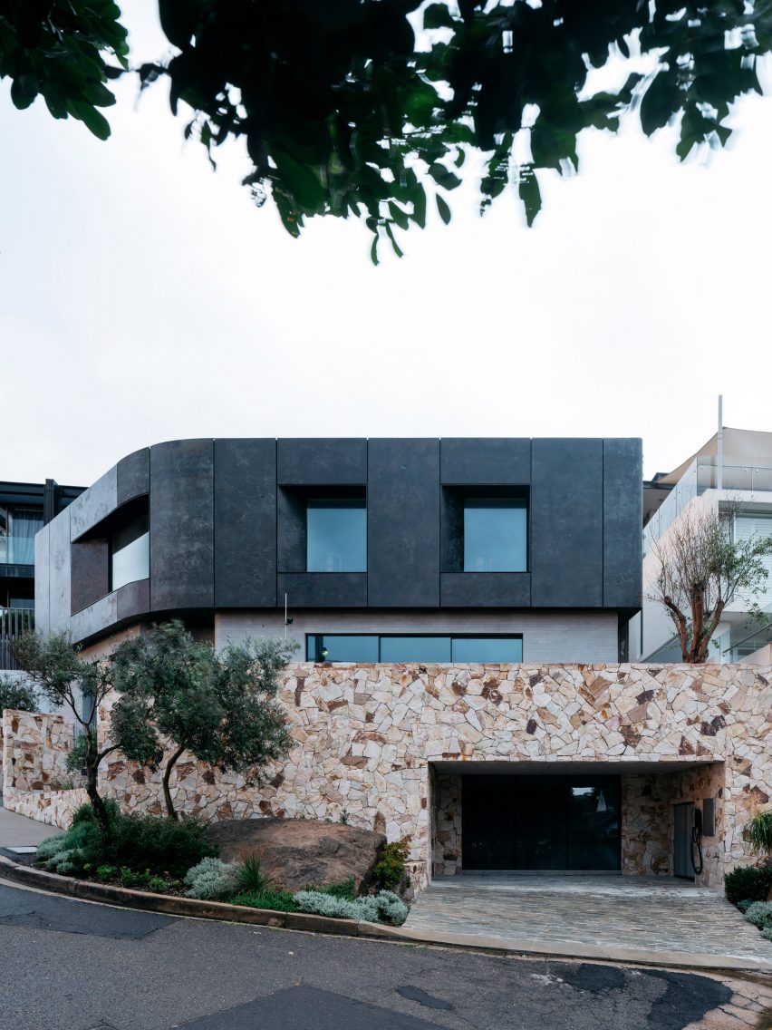 Atelier Andy Carson finishes coastal home in Sydney with stone and bronze