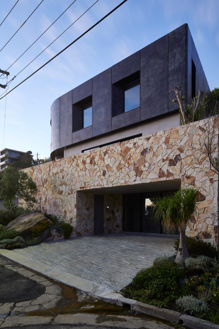 Atelier Andy Carson finishes coastal home in Sydney with stone and bronze