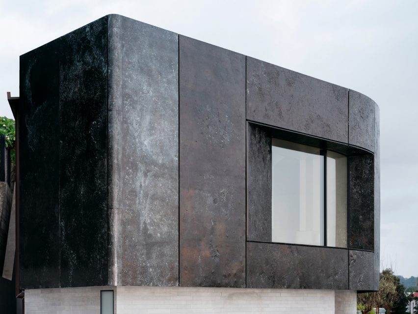 Atelier Andy Carson finishes coastal home in Sydney with stone and bronze
