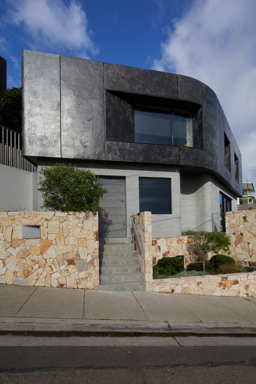 Atelier Andy Carson finishes coastal home in Sydney with stone and bronze