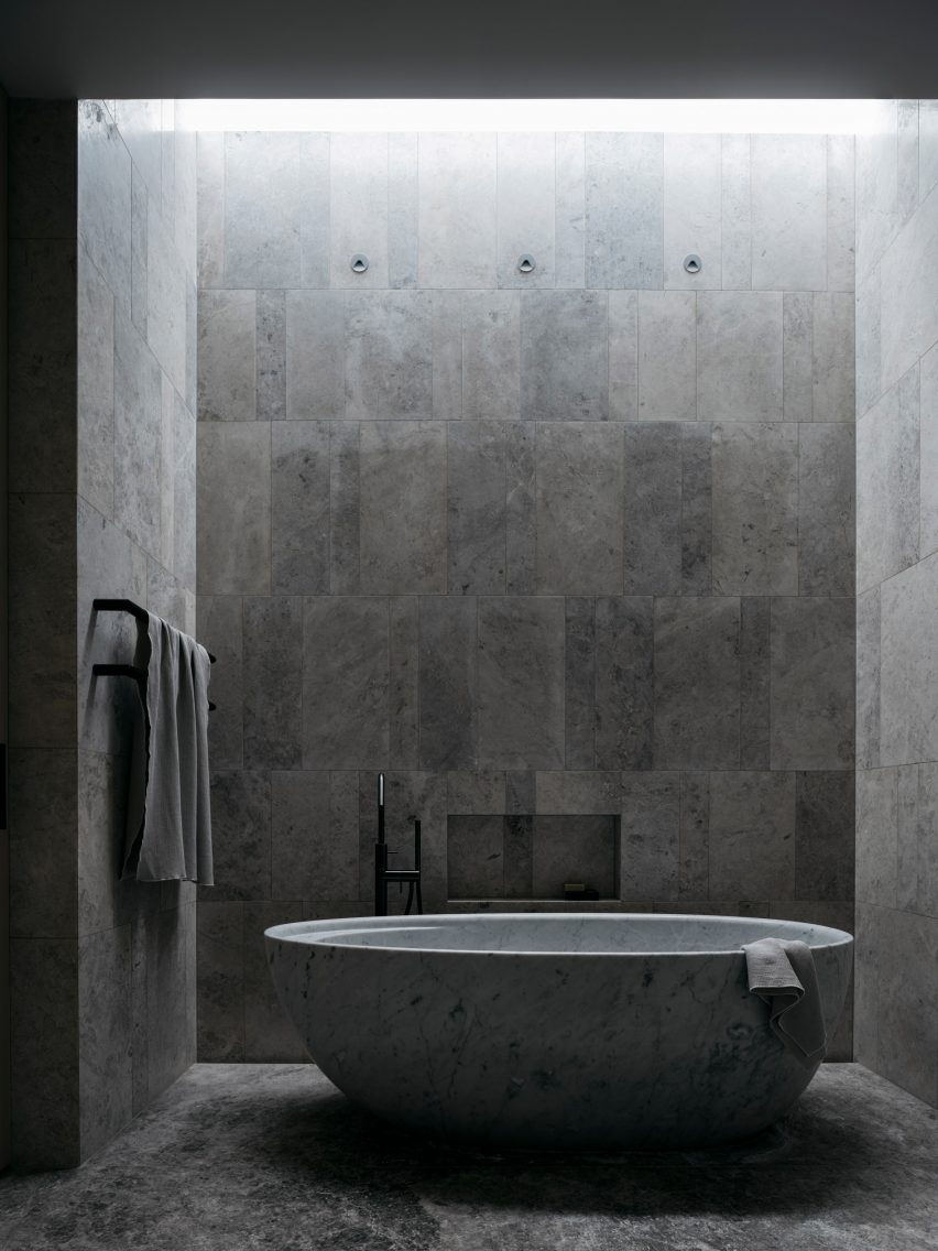 Atelier Andy Carson finishes coastal home in Sydney with stone and bronze