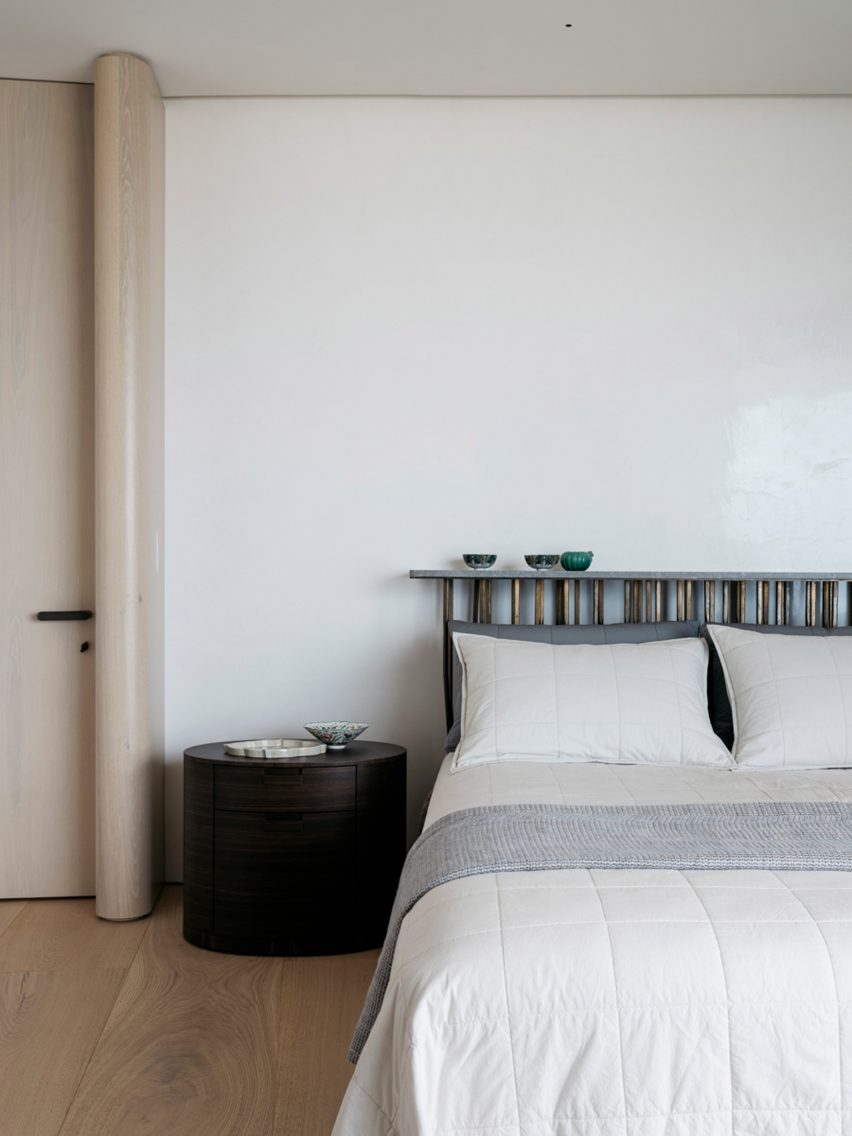 Atelier Andy Carson finishes coastal home in Sydney with stone and bronze