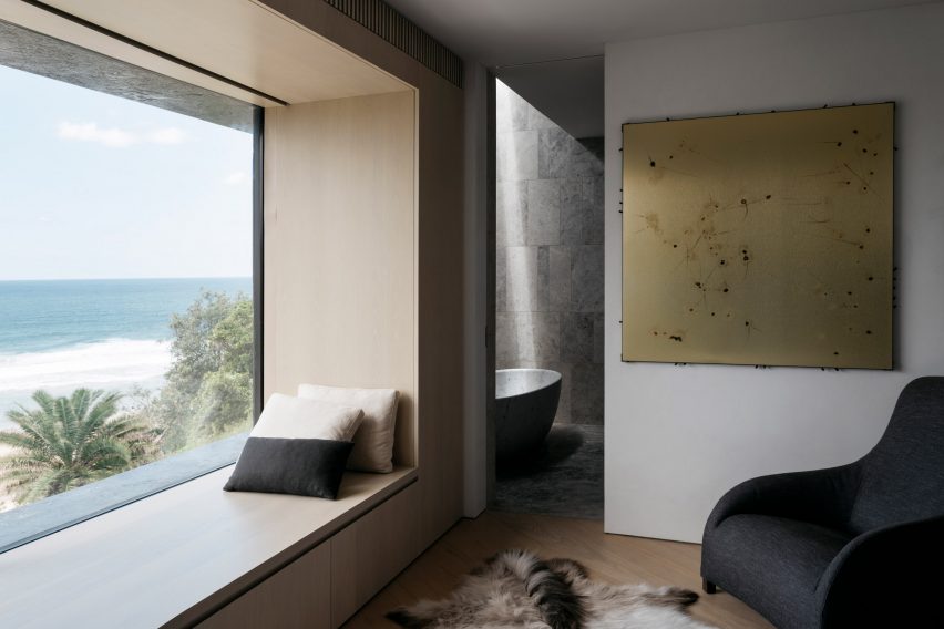 Atelier Andy Carson finishes coastal home in Sydney with stone and bronze