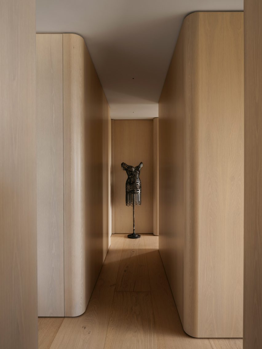 Atelier Andy Carson finishes coastal home in Sydney with stone and bronze