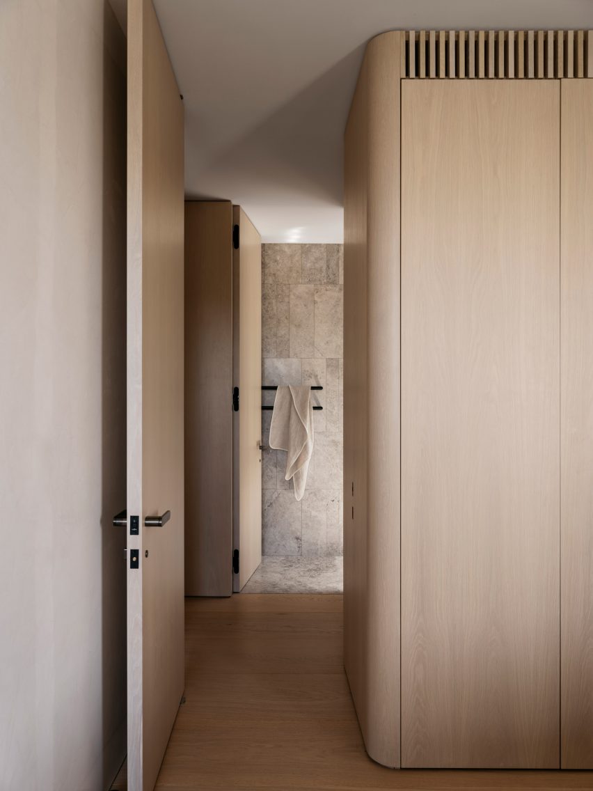 Atelier Andy Carson finishes coastal home in Sydney with stone and bronze