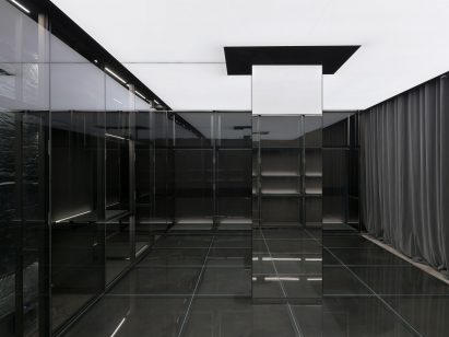 Image of the interior with mirrors surrounding the store's columns and supports