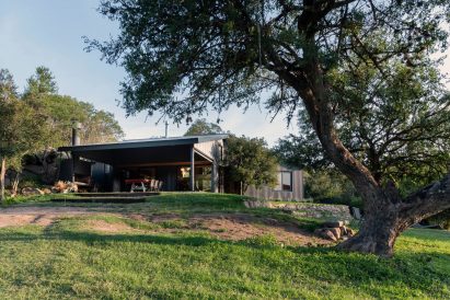 Rancho Serrano by Diaz Marcellino Arquitectos on hill in Argentina