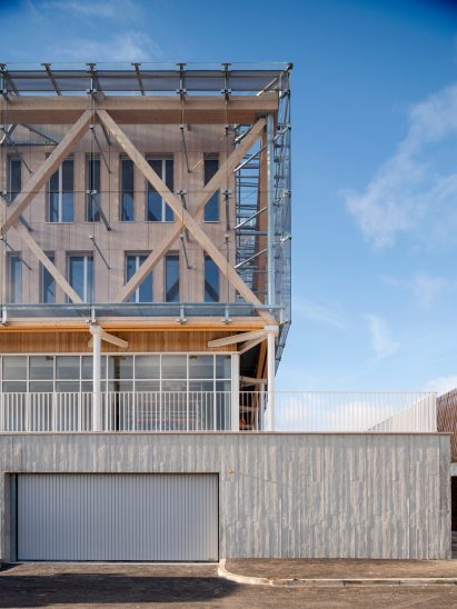 Exterior detail image of the street facing entrances at Caisse d'Epargne Bourgogne Franche Comté Headquarters