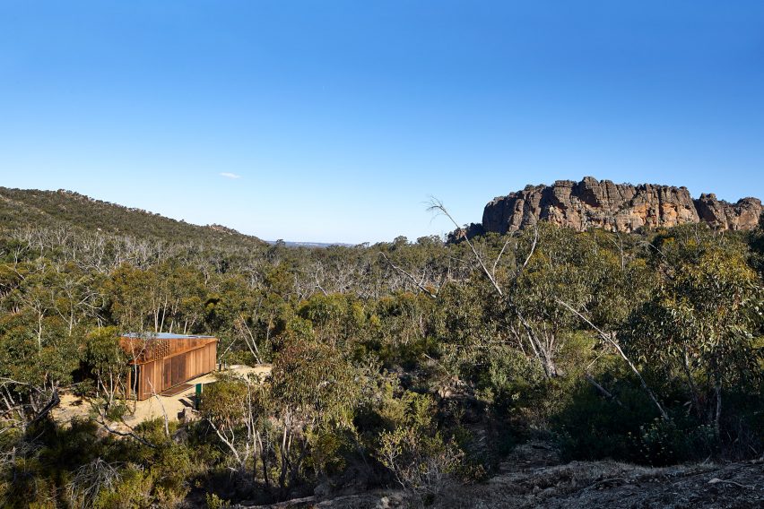 Exterior of Grampians Peaks Trail hiking shelter by Noxon Giffen and McGregor Coxall