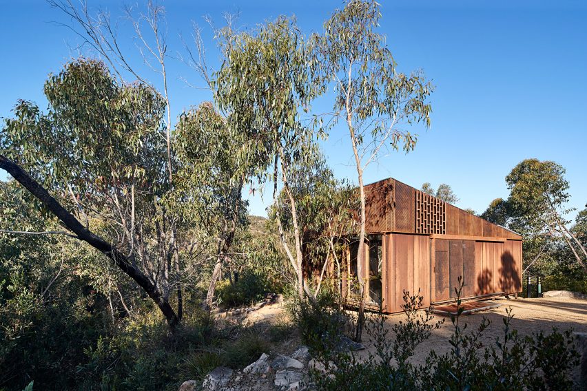 Exterior of Grampians Peaks Trail hiking shelter by Noxon Giffen and McGregor Coxall