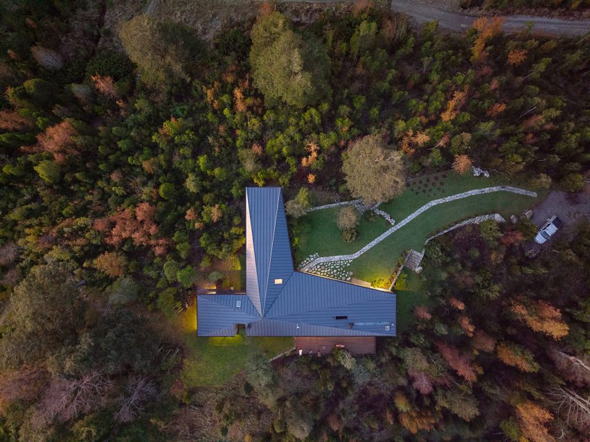 Apfel House by Hebra Arquitectos