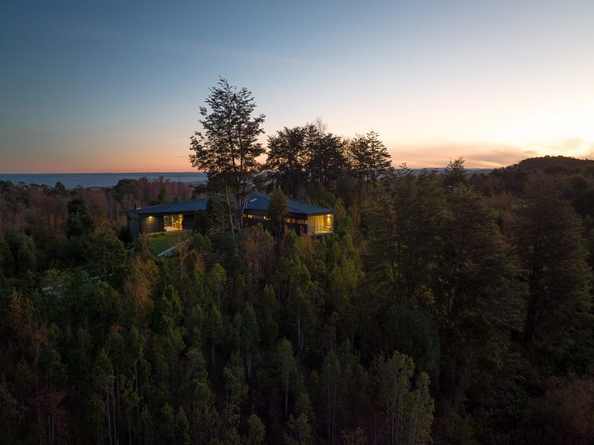 Apfel House by Hebra Arquitectos