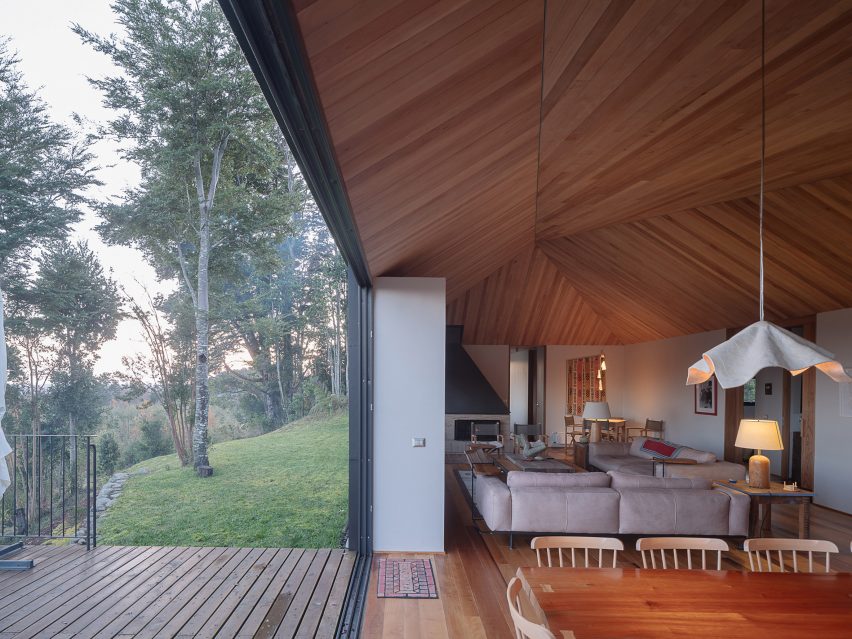 Apfel House by Hebra Arquitectos