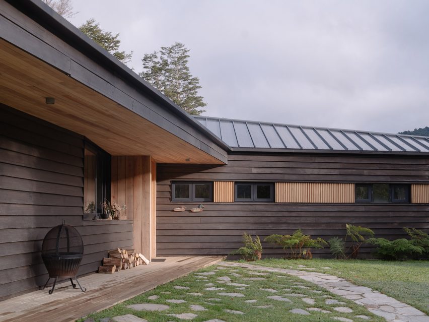 Apfel House by Hebra Arquitectos