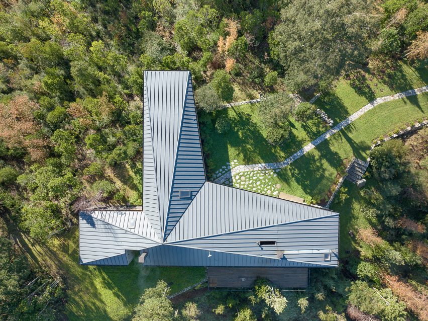 Apfel House by Hebra Arquitectos