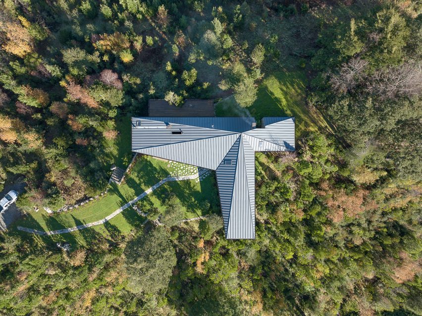Apfel House by Hebra Arquitectos