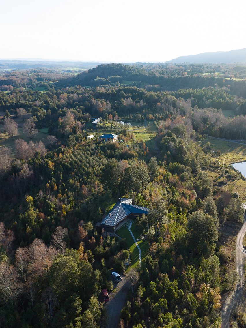 Apfel House by Hebra Arquitectos