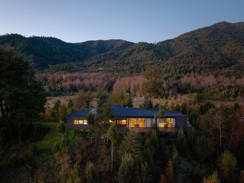 Apfel House by Hebra Arquitectos