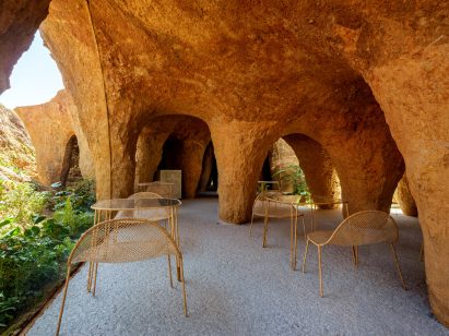 Restaurant with mud-covered walls by Junya Ishigami