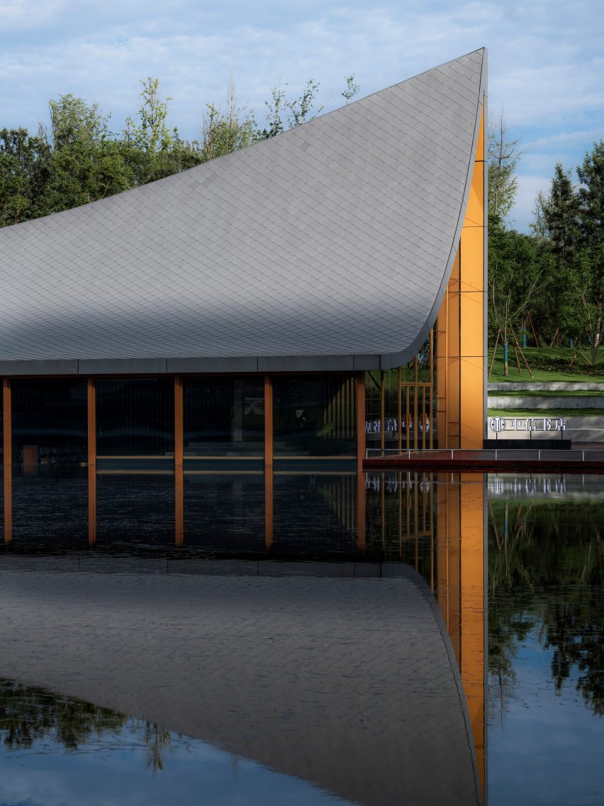 MUDA Architects completes bookstore in Chengdu with roof shaped like "a flipped book"