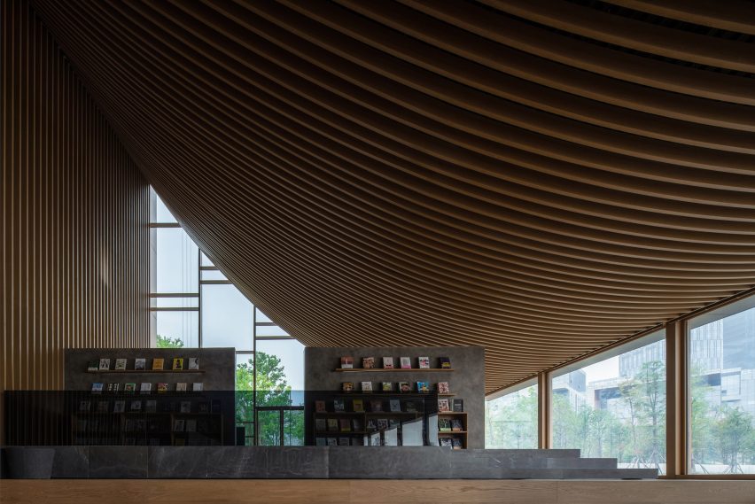 MUDA Architects completes bookstore in Chengdu with roof shaped like "a flipped book"