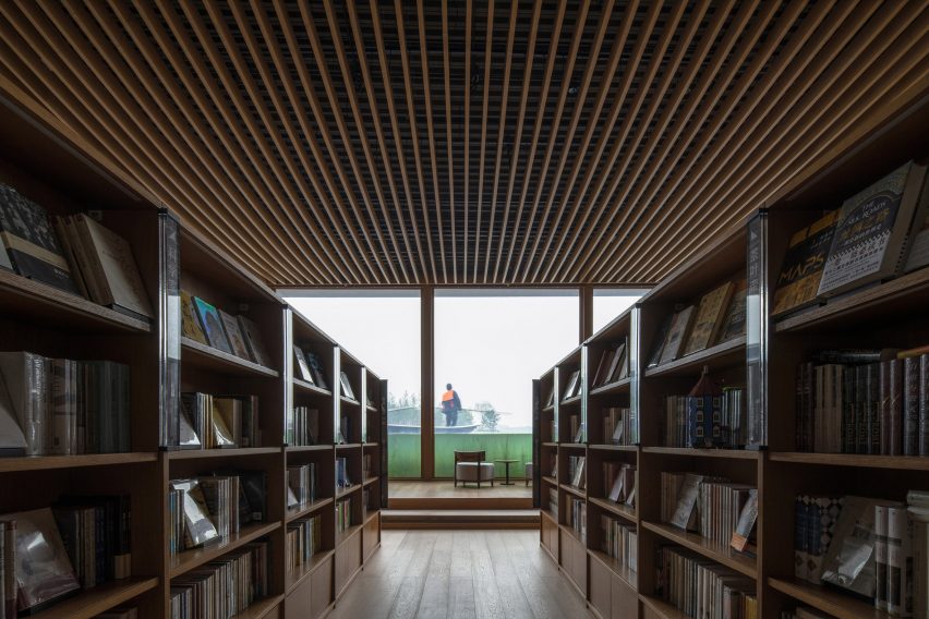 MUDA Architects completes bookstore in Chengdu with roof shaped like "a flipped book"