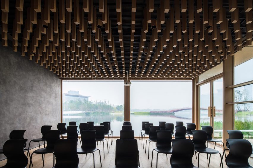 MUDA Architects completes bookstore in Chengdu with roof shaped like "a flipped book"