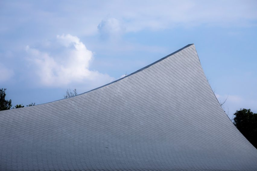 MUDA Architects completes bookstore in Chengdu with roof shaped like "a flipped book"