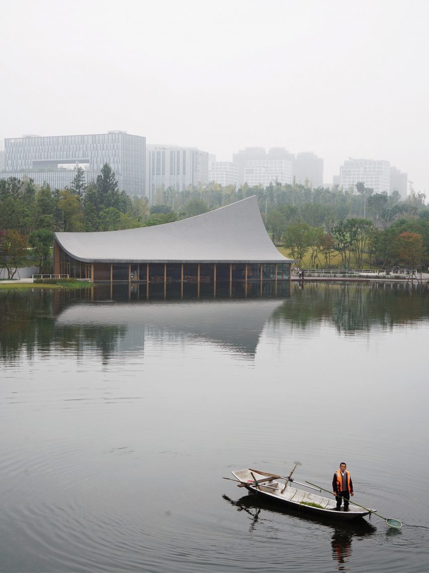 MUDA Architects completes bookstore in Chengdu with roof shaped like "a flipped book"