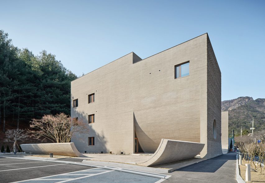 Backyard of Cafe Teri by Nameless Architecture with uplifting elements from the ground