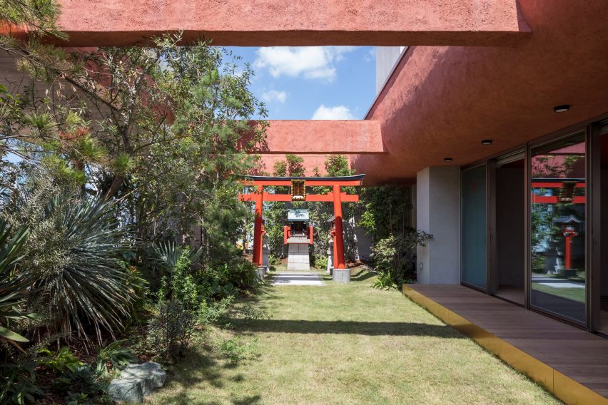 Nori Architects uses natural materials and cedar log columns to retrofit Japanese office