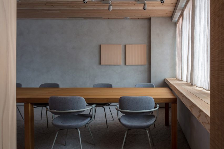 Nori Architects uses natural materials and cedar log columns to retrofit Japanese office