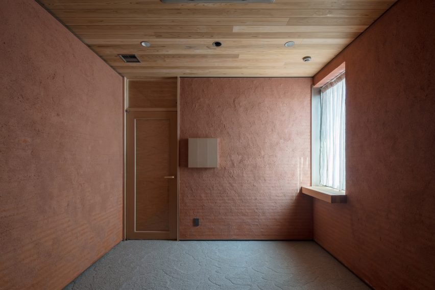Nori Architects uses natural materials and cedar log columns to retrofit Japanese office