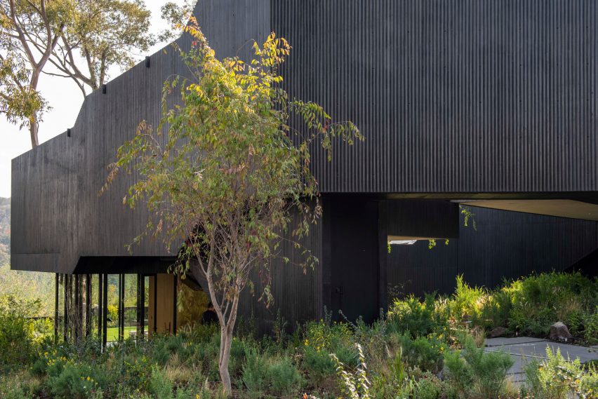 Black fluted concrete of Casa Pasiddhi