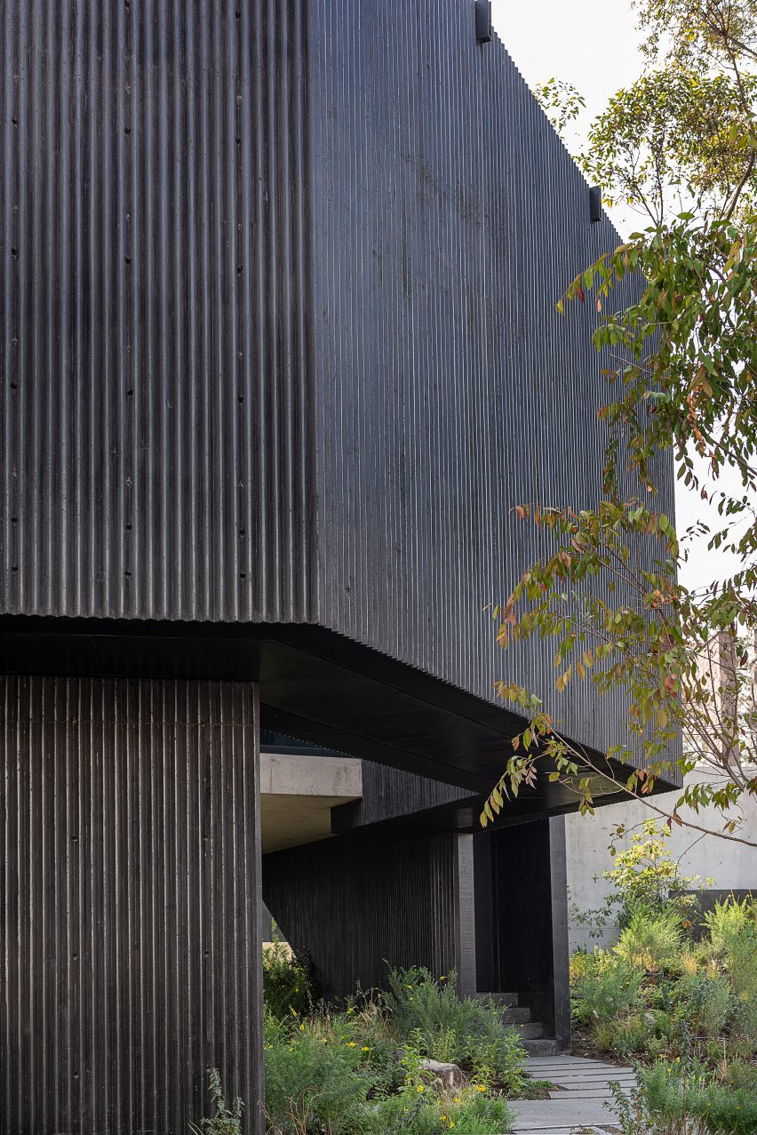 Fluted concrete detail of Casa Pasiddhi