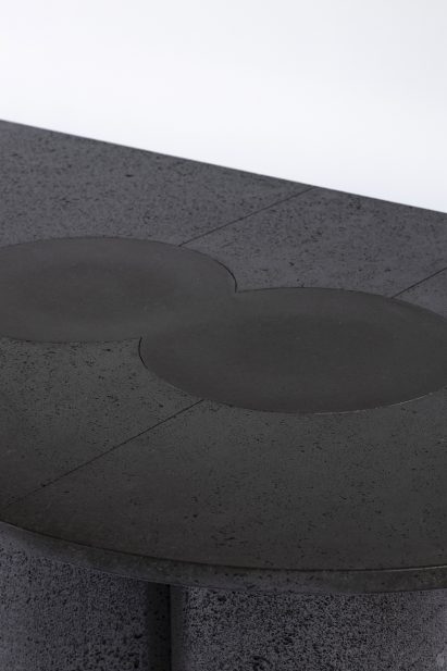 Detail image of the top of the Petra table