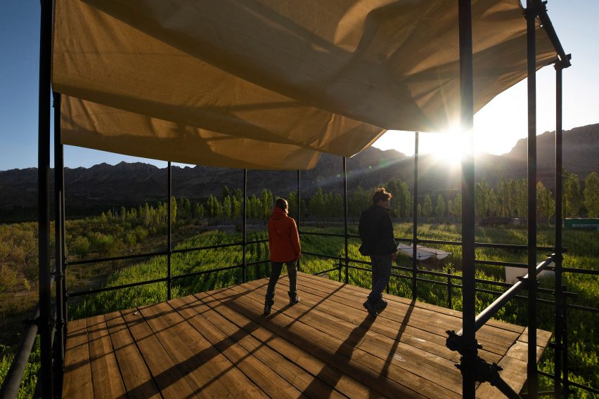 Lodge with tent ceiling
