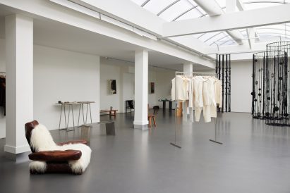 Interior image of the Róhe Frames Crafted Columns instalaltion