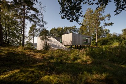 Lakeside villa by Saunders Architecture on hillside in Norway