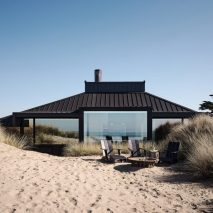 Dezeen Debate newsletter features a “gorgeous” 1960s pyramidal home