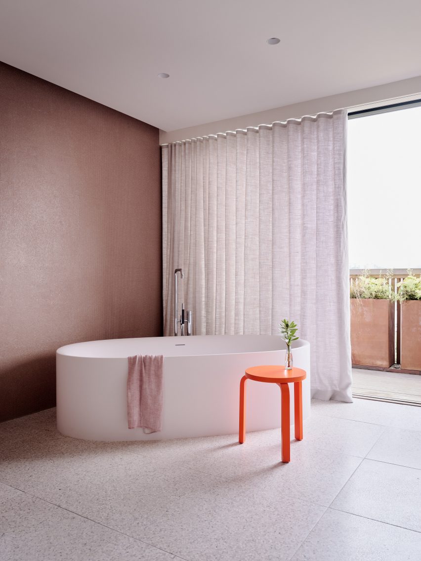 Studio Terpeluk Redwood House