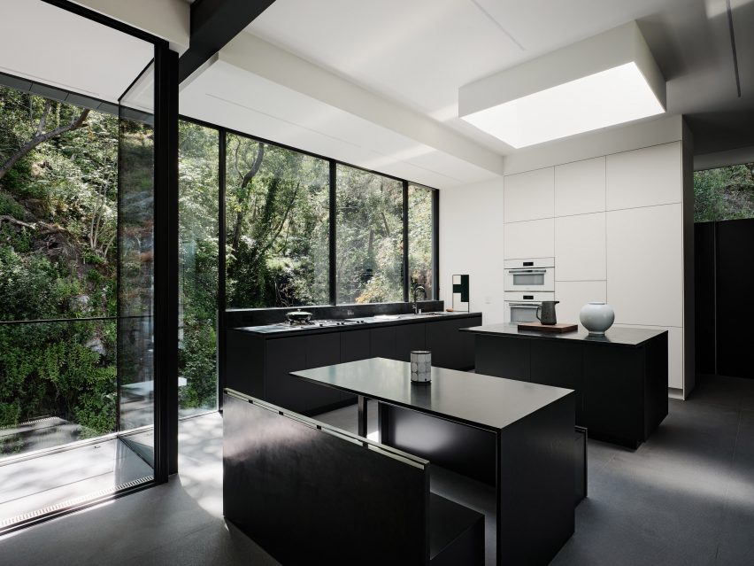 Suspension House by Fougeron Architecture