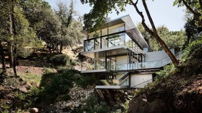 Suspension House by Fougeron Architecture spans a California creek