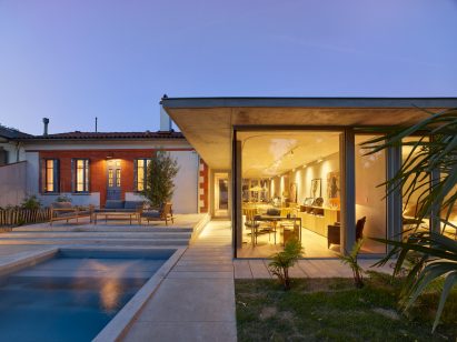 Glass extension next to a pool